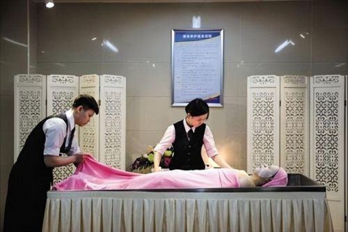 殡仪馆火化全过程视频_殡仪馆火化过程亲人们痛苦不己走好-第1张图片-