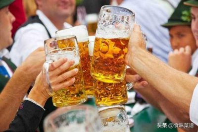 ​喝白酒啤酒倒多少毫升(白酒对啤酒喝多少合适)