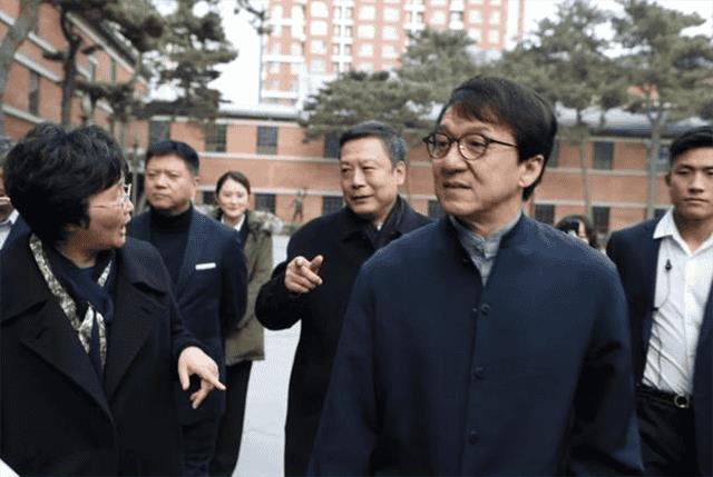 成龙原名陈港生还是房（成龙原名叫什么）