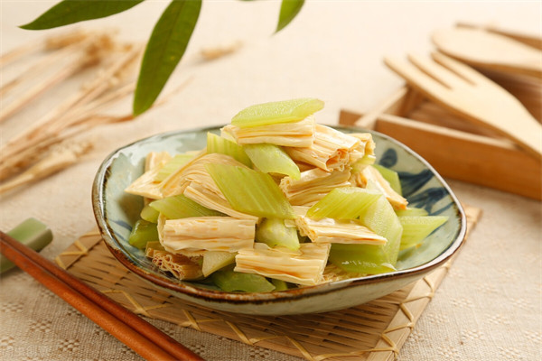 年夜饭的菜品及寓意(年夜饭各种食物的寓意)