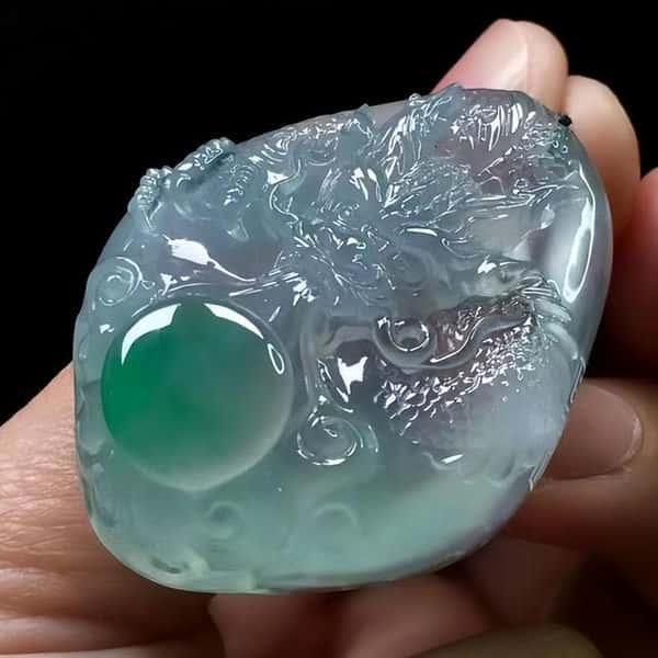 玉是不是就是翡翠（翡翠与玉的区别有哪些）