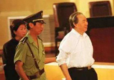 ​1999年“首富”牟其中入狱，妻儿远走德国，小姨子却始终不离不弃