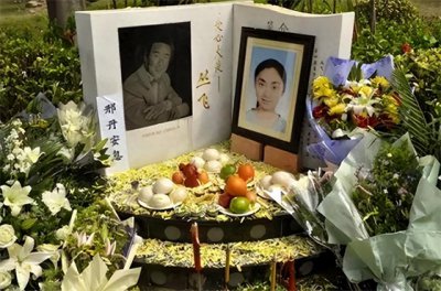 ​11年“深圳玫瑰”邢丹意外离世，与丈夫合葬，5岁女儿哭喊要妈妈