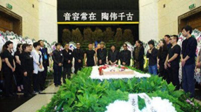 ​吕丽萍前夫拜仁球迷，为何在酒店猝死？盘点央视名嘴死亡三大疑点
