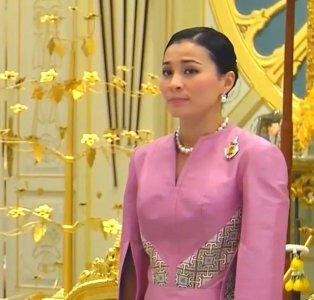 ​苏提达王后有眼力见，见80岁华裔老人给国王下跪，马上跪地还礼