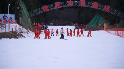 ​英山县桃花冲滑雪场：开门迎客 冰雪运动“热气腾腾”
