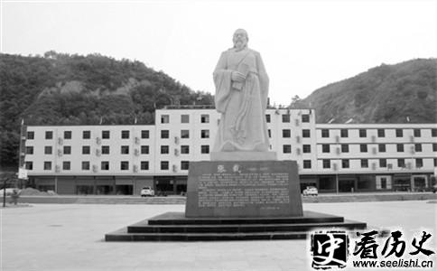张载雕像