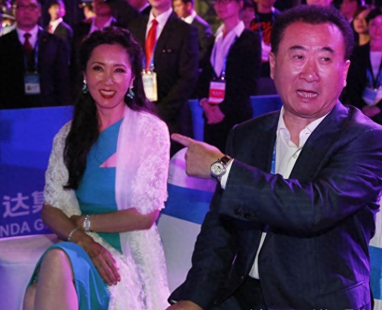 首富王健林妻子林宁近照，原来王健林每天面对这样的女人