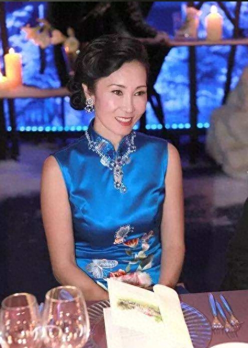 首富王健林妻子林宁近照，原来王健林每天面对这样的女人