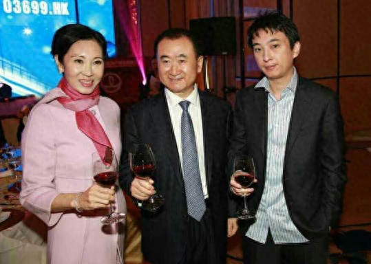 首富王健林妻子林宁近照，原来王健林每天面对这样的女人
