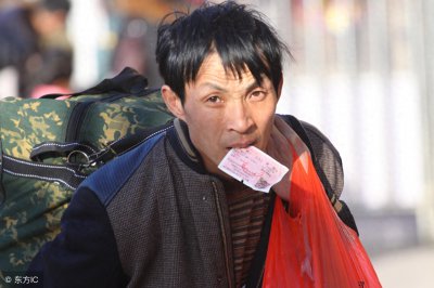 ​有钱没钱回家过年 农民工大包小包回家的表情