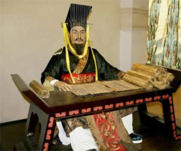 ​春秋五霸和战国七雄都是哪些人？他们之间有关系吗？