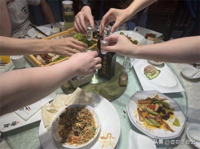 ​餐桌上的游戏活动有哪些（酒桌上快速升温，缓解尴尬的几款游戏，定要去试试，