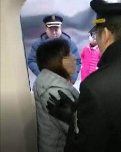 ​丢了饭碗，失了声誉，高铁扒门女教师罗海丽还能从头再来吗？
