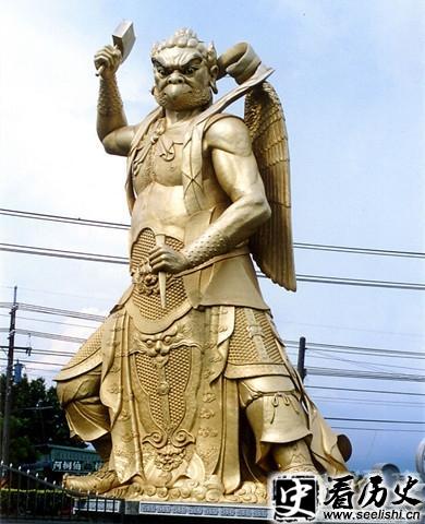 雷公雕像