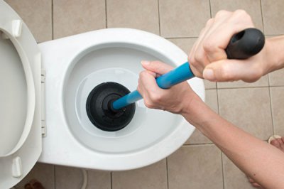 ​马桶堵了怎么办最简单方法（马桶堵塞怎么办？5个妙招自己就搞定）