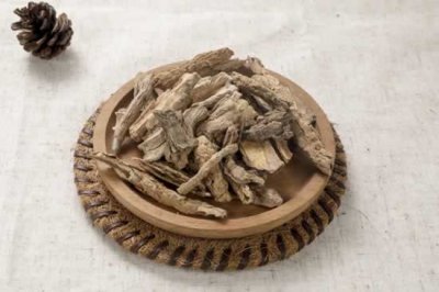 ​地骨皮的功效与作用及食用方法 一味地骨皮，滋阴添津，清热泻火，煮水喝，可以