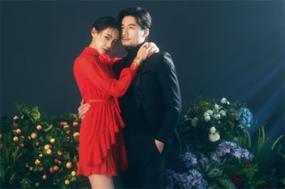 ​订婚穿什么衣服（女生订婚时该怎么穿？穿搭注意事项有哪些？这些妙招还不尽收