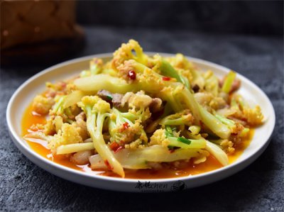 ​菜花炒肉怎么做好吃（花菜炒五花肉的做法）