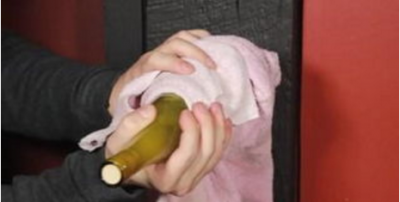 ​无工具开红酒木塞的方法