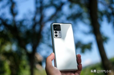​红米K50(Redmi K50至尊版测评：雷总你告诉我，这不该是小米12S的直屏机吗)