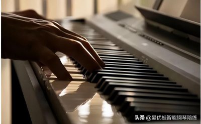 ​钢琴弹奏入门(钢琴最基本的两种弹奏方法，打好基础很重要)