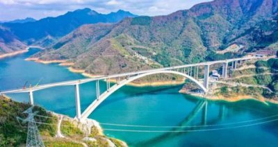 ​跨径超600米！世界最大跨度拱桥建成通车：位于广西
