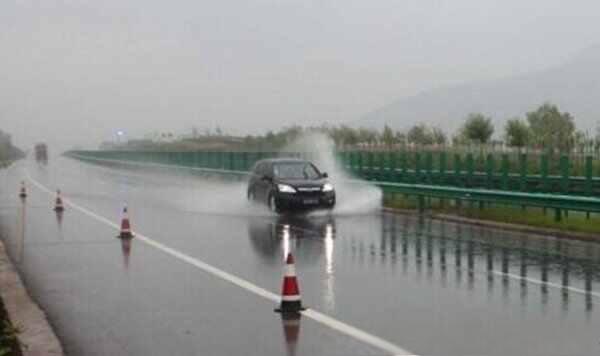 昨天江西高速车祸，雨天行车要注意什么？-
