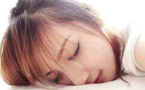 谈恋爱怎么找话题和女生聊天，跟女生聊天的话题大全