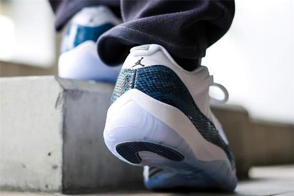 aj11 low蓝蛇货量大吗 高颜值蛇纹鞋面