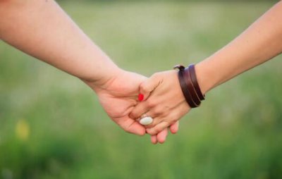 ​怎么和女生牵手不尴尬，三个方法自然牵手