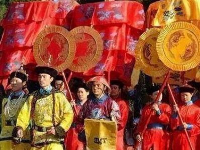 ​古代皇帝出行背后都有两个大扇子 这东西到底有什么作用