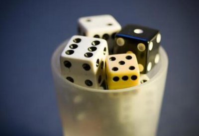 ​酒吧里的叫骰子怎么玩。求教（骰子玩法教程酒吧)