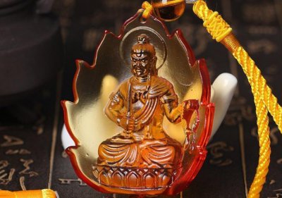 ​属鸡的本命佛是什么 生肖鸡佩戴什么佛最好