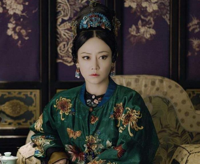 历史上真实的高贵妃，出身低微，死后不久弟弟被乾隆赐死
