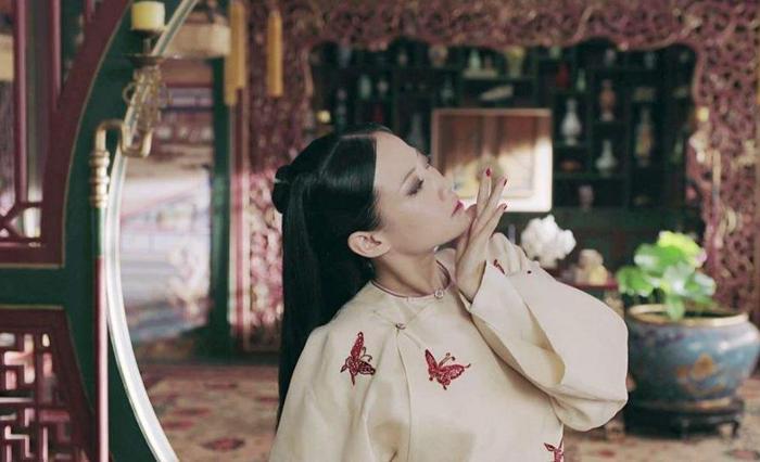 历史上真实的高贵妃，出身低微，死后不久弟弟被乾隆赐死