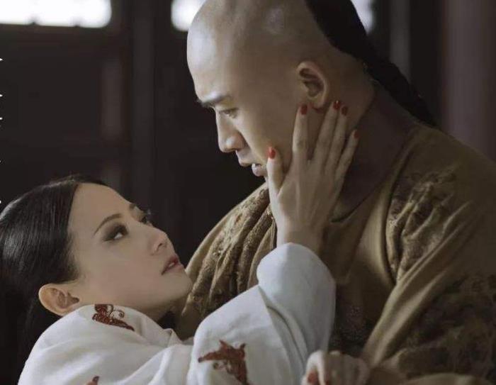 历史上真实的高贵妃，出身低微，死后不久弟弟被乾隆赐死