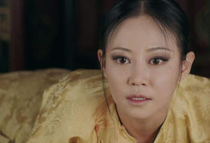 历史上真实的高贵妃，出身低微，死后不久弟弟被乾隆赐死