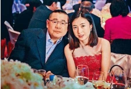 为什么刘銮雄独宠甘比？三年穿成保姆样，原来这才是嫁豪门的手段