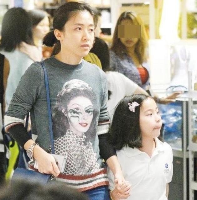 为什么刘銮雄独宠甘比？三年穿成保姆样，原来这才是嫁豪门的手段