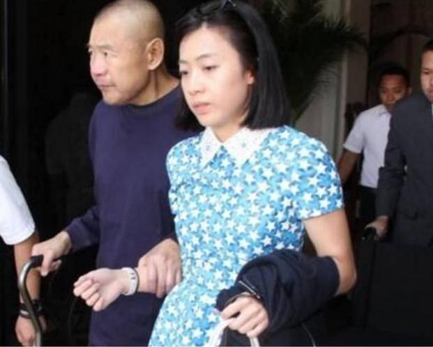 为什么刘銮雄独宠甘比？三年穿成保姆样，原来这才是嫁豪门的手段