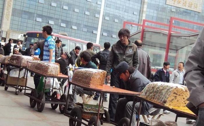 切糕在明码标价8元一两后，为什么还是无人买？老板含泪说出真相