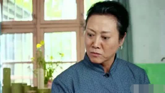 农村来的老妈和当官的老婆水火不容，我该怎么办？