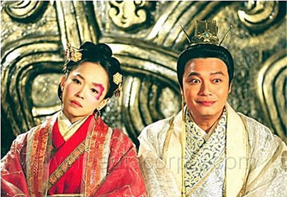 四十岁还未嫁人的钟无艳，因一举动，皇帝为她遣散后宫专宠她一人