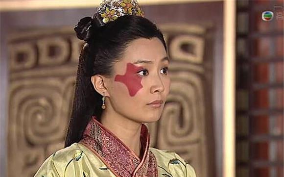 四十岁还未嫁人的钟无艳，因一举动，皇帝为她遣散后宫专宠她一人