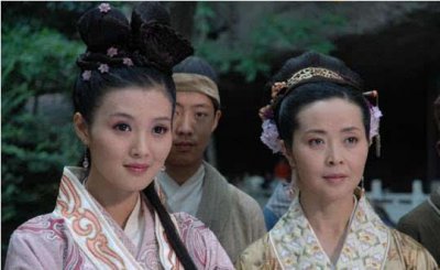 ​此女子才貌双全，深得皇帝宠幸，因给皇帝戴绿帽，最终被赐死