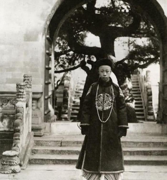 末代皇帝老照片：珍贵历史瞬间被拍下来，小时候的溥仪太可爱了！