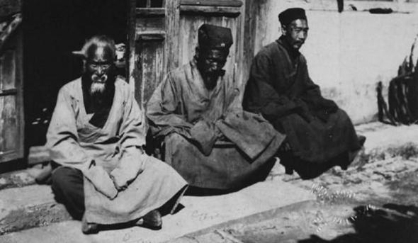 抗战的道士下山，还记得道长的那句话：盛世便回，回不来便不回了