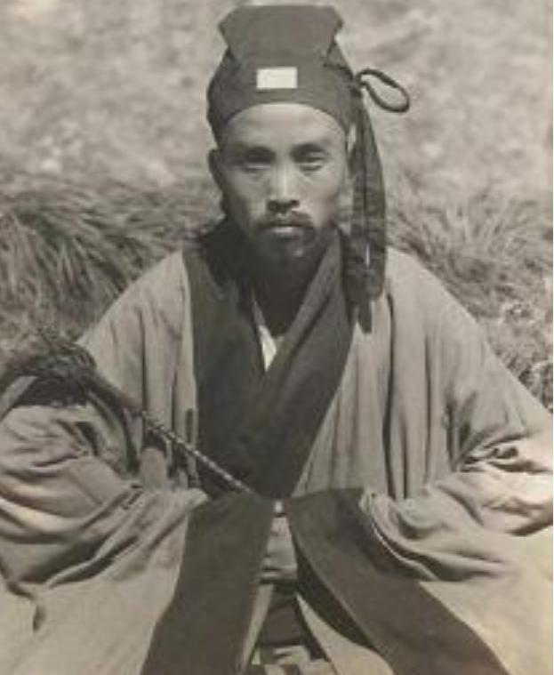 抗战的道士下山，还记得道长的那句话：盛世便回，回不来便不回了