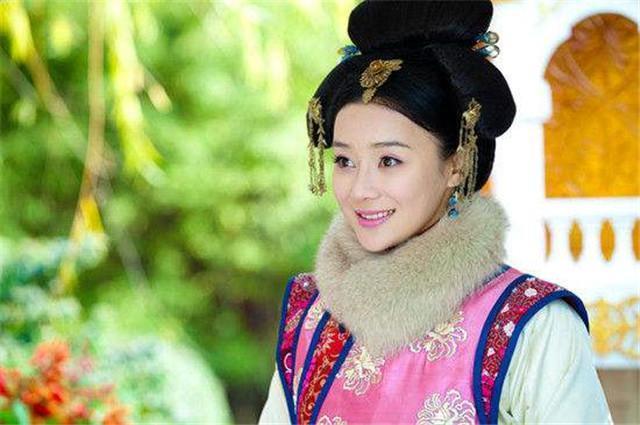 她是清朝第一位公主，13岁出嫁连生五个子女，母亲却被父皇休掉